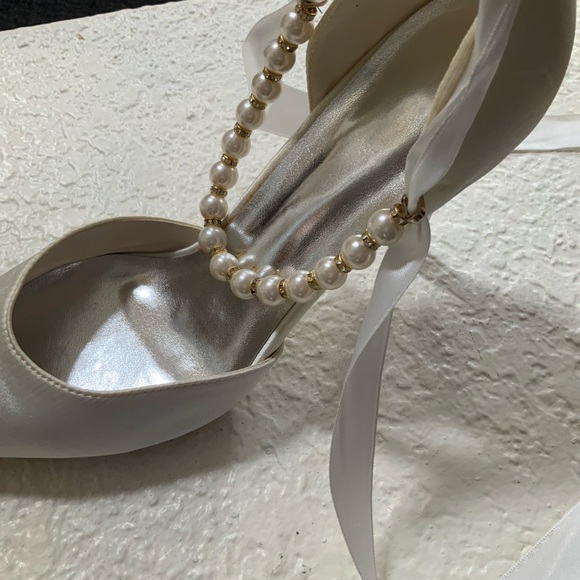 Beautiful champagne or cream color heels. - Picture 5 of 11